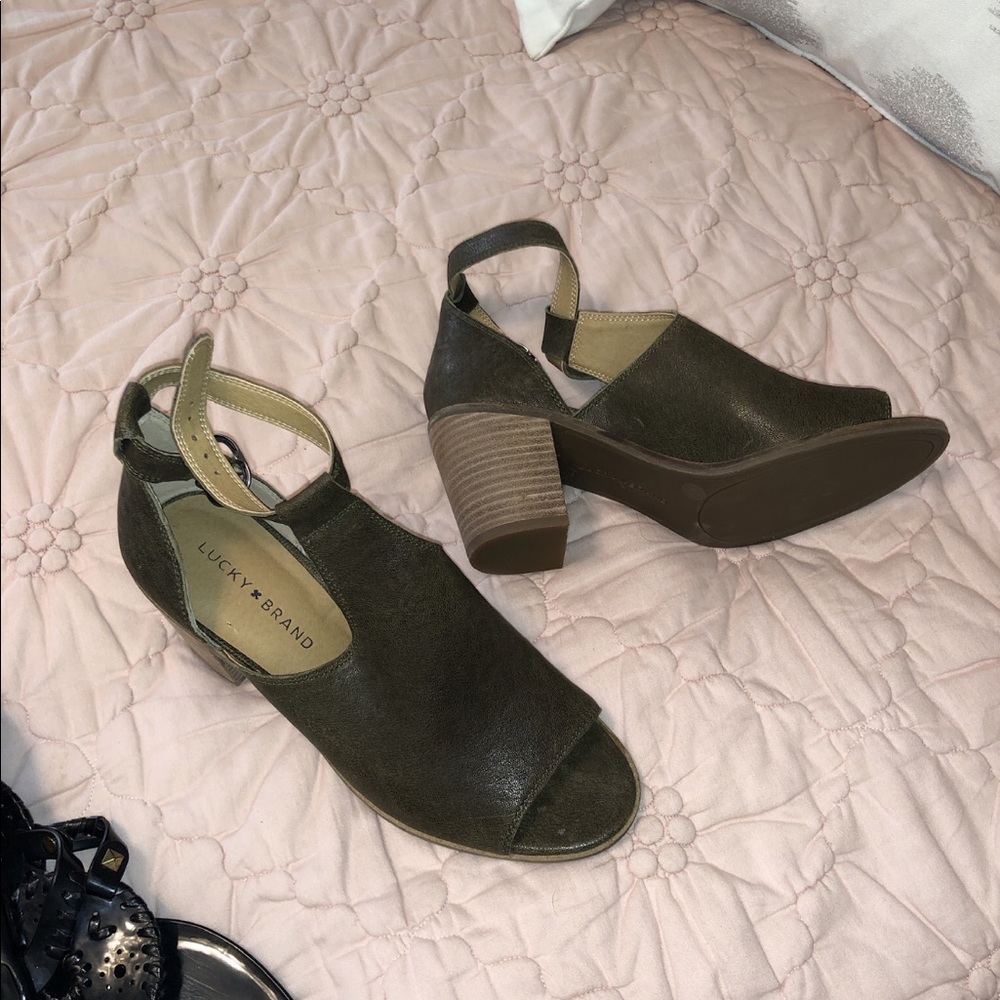 NEVER WORN SHOES